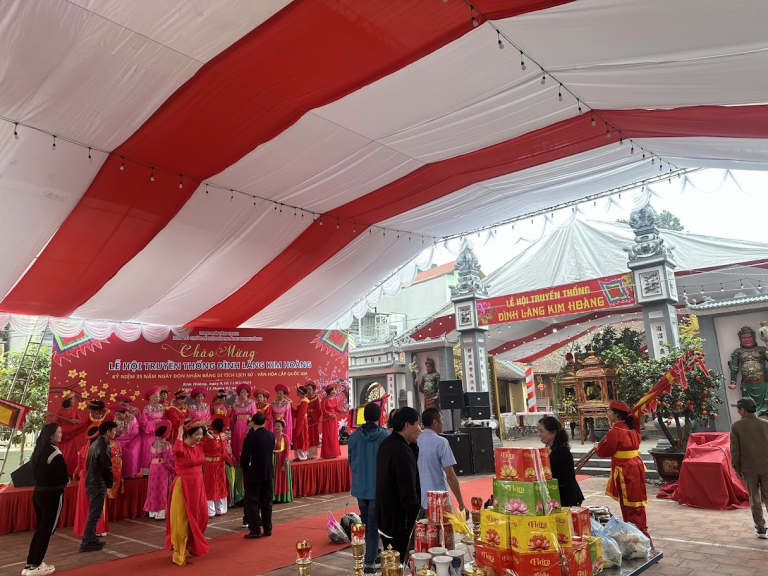 Sân khấu lễ hội đình làng Kim Hoàng