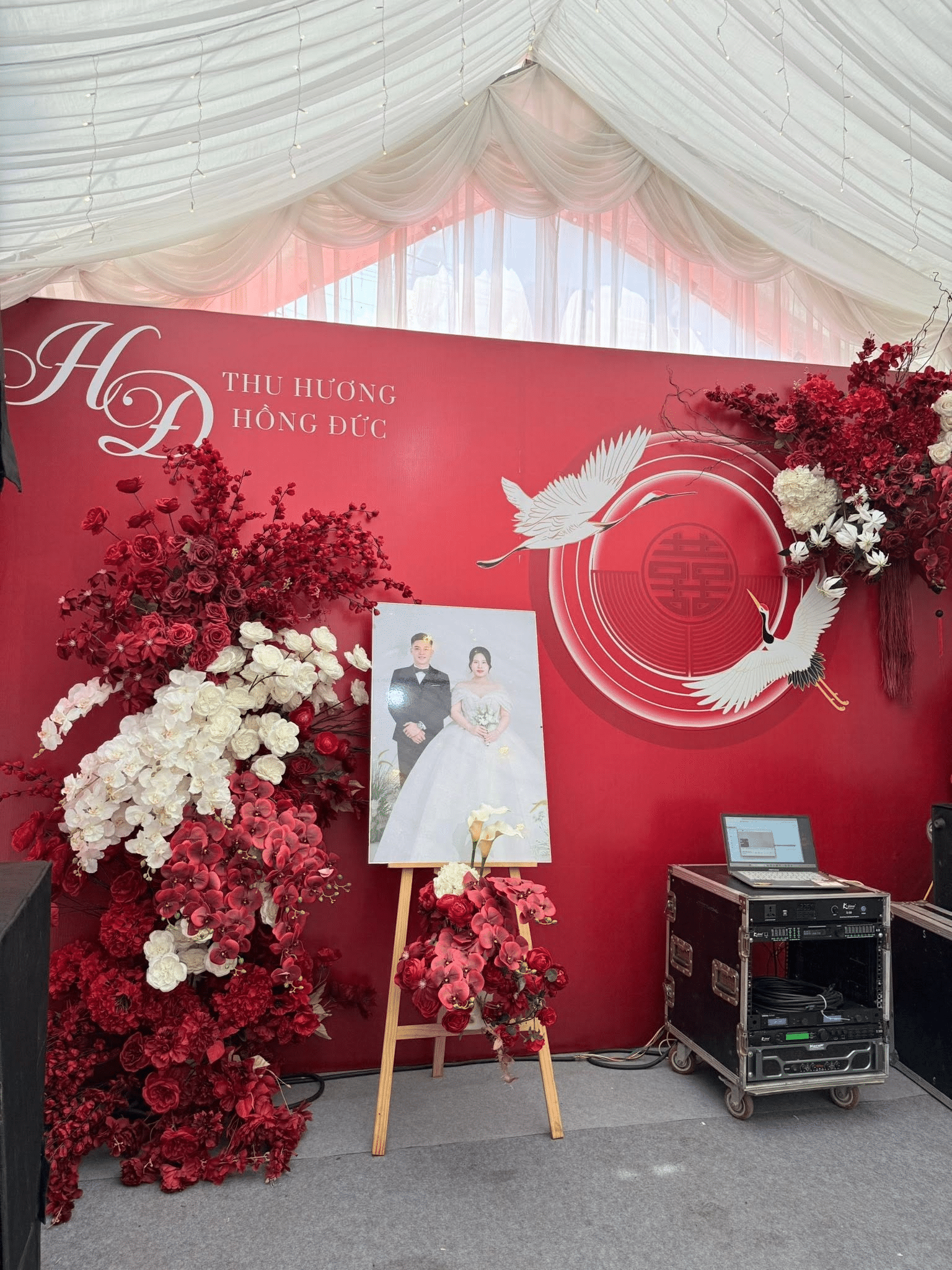 Backdrop lễ cưới kết hợp trang trí hoa tại Hà Nội