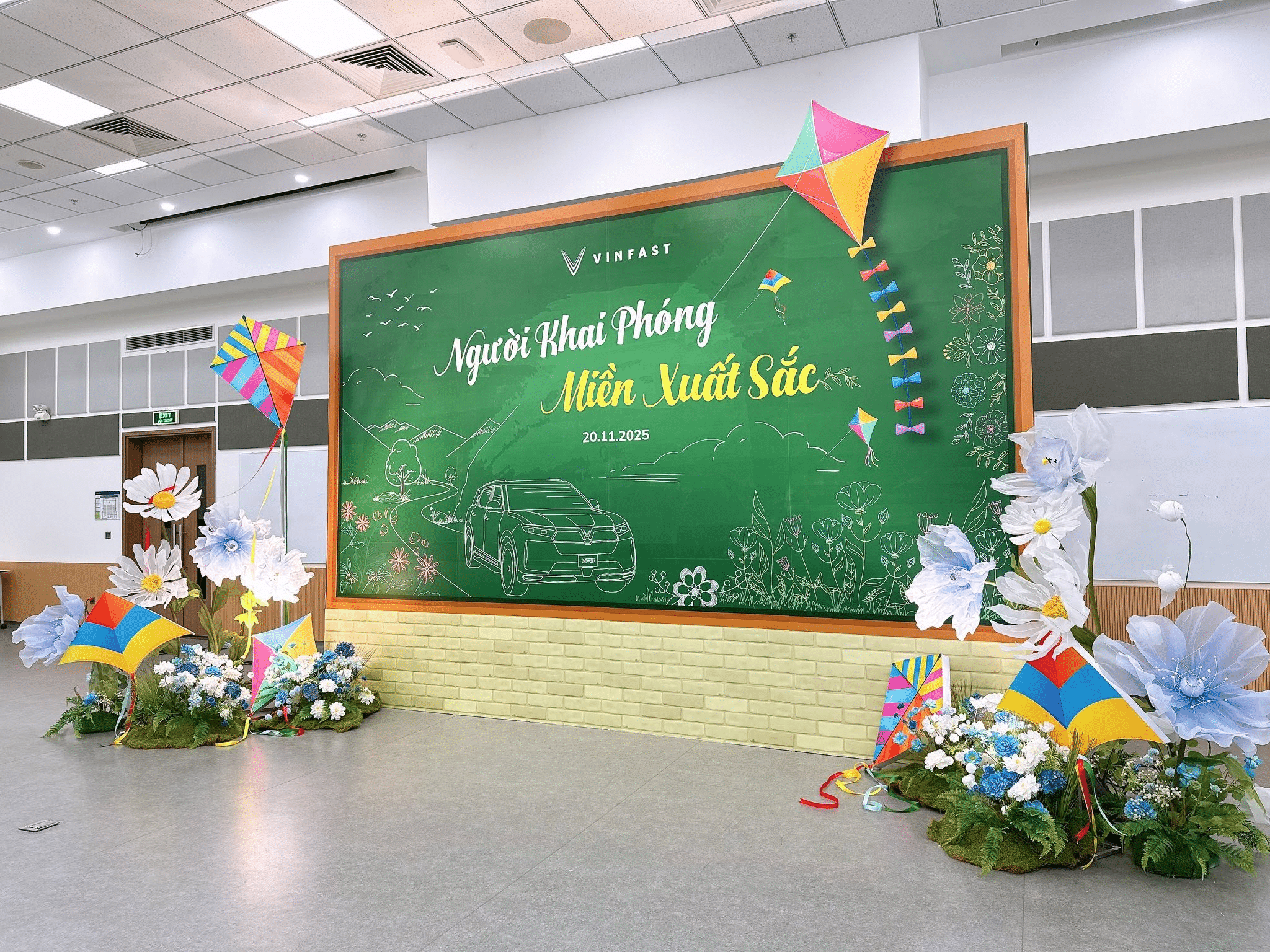 Backdrop sự kiện doanh nghiệp VinFast thiết kế tạo hình