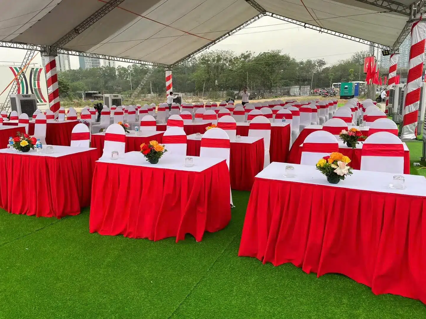 Cho thuê bàn đại biểu khăn đỏ sự kiện