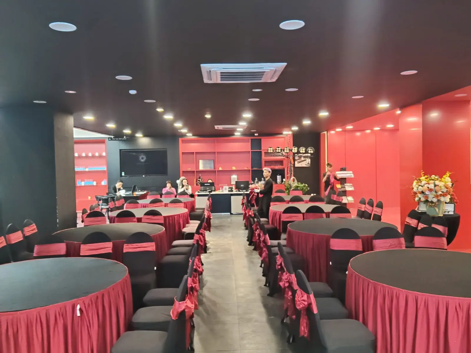 Bàn tròn tiệc hội nghị phủ khăn đỏ