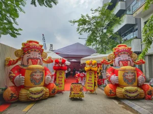 Cổng chào và khu vực múa lân trong lễ khai trương tại Hà Nội
