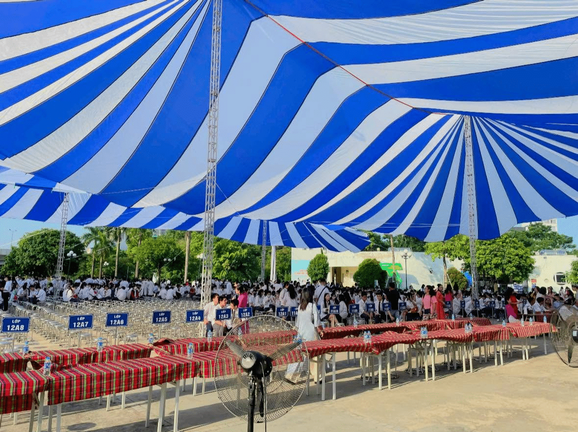 Dù tròn xanh trắng cho sự kiện trường học tại Hà Nội
