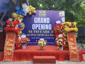 Múa lân trên sân khấu lễ khai trương Suto Care