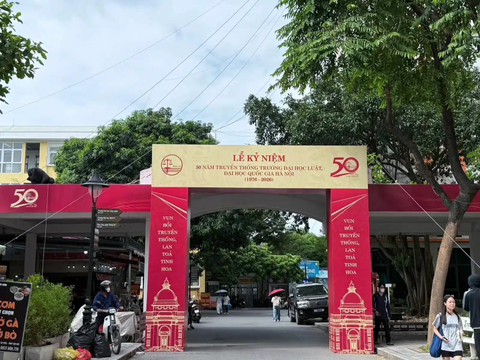 Cổng chào lễ kỷ niệm 50 năm Trường Đại học Luật ĐHQGHN