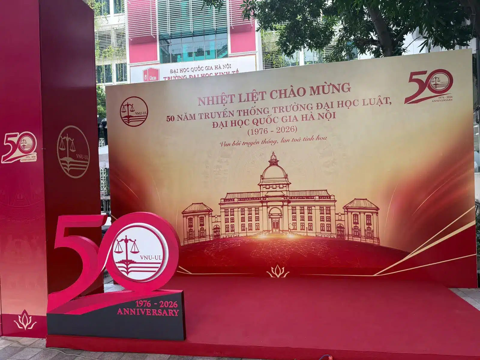 Backdrop check-in kỷ niệm 50 năm Trường Đại học Luật