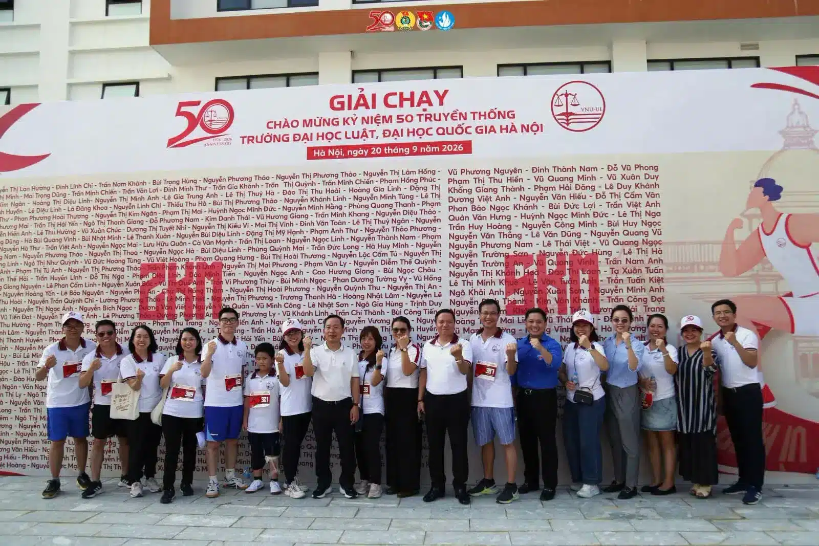 Tập thể tham gia giải chạy 50 năm Trường Đại học Luật