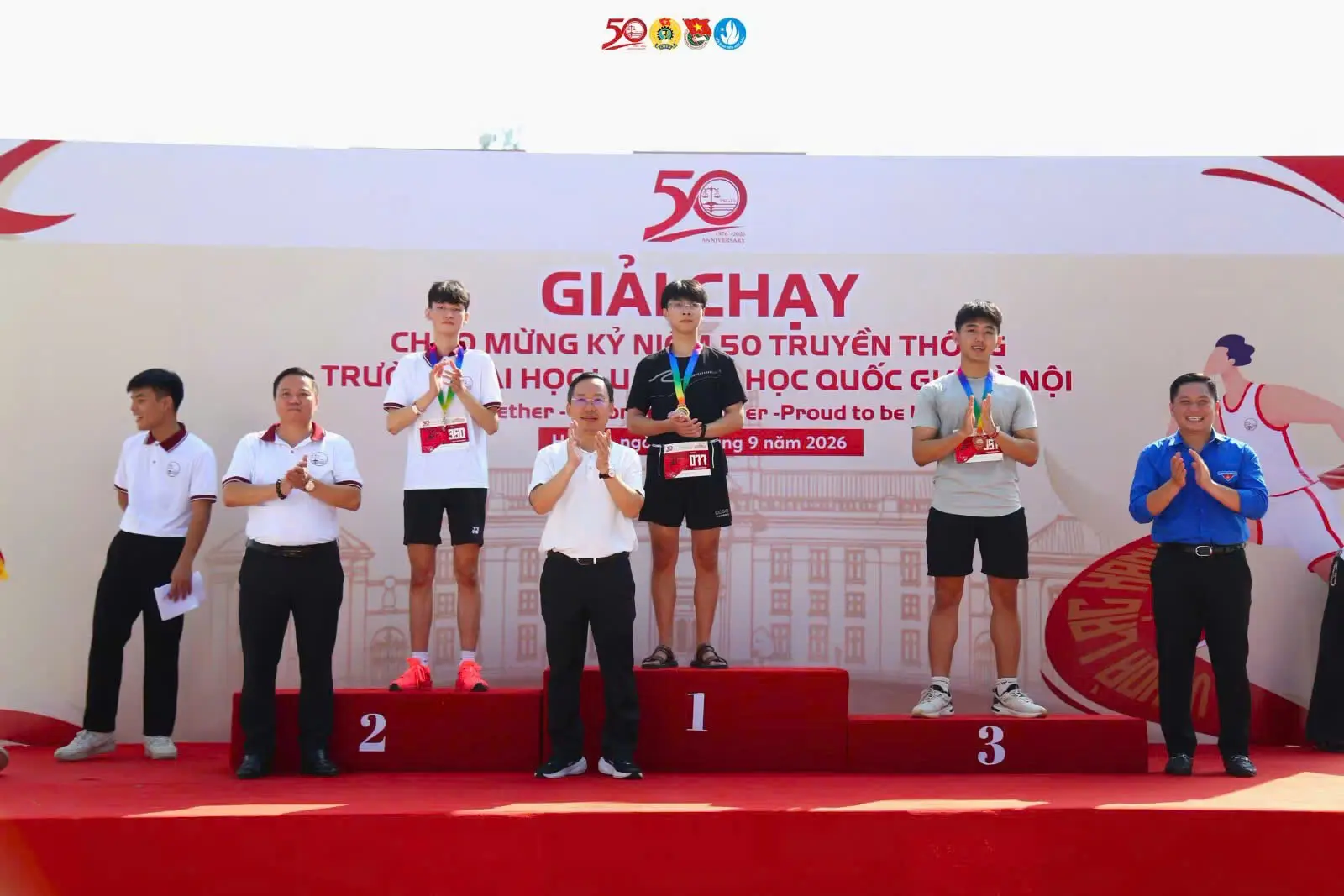 Trao giải chạy chào mừng 50 năm Trường Đại học Luật