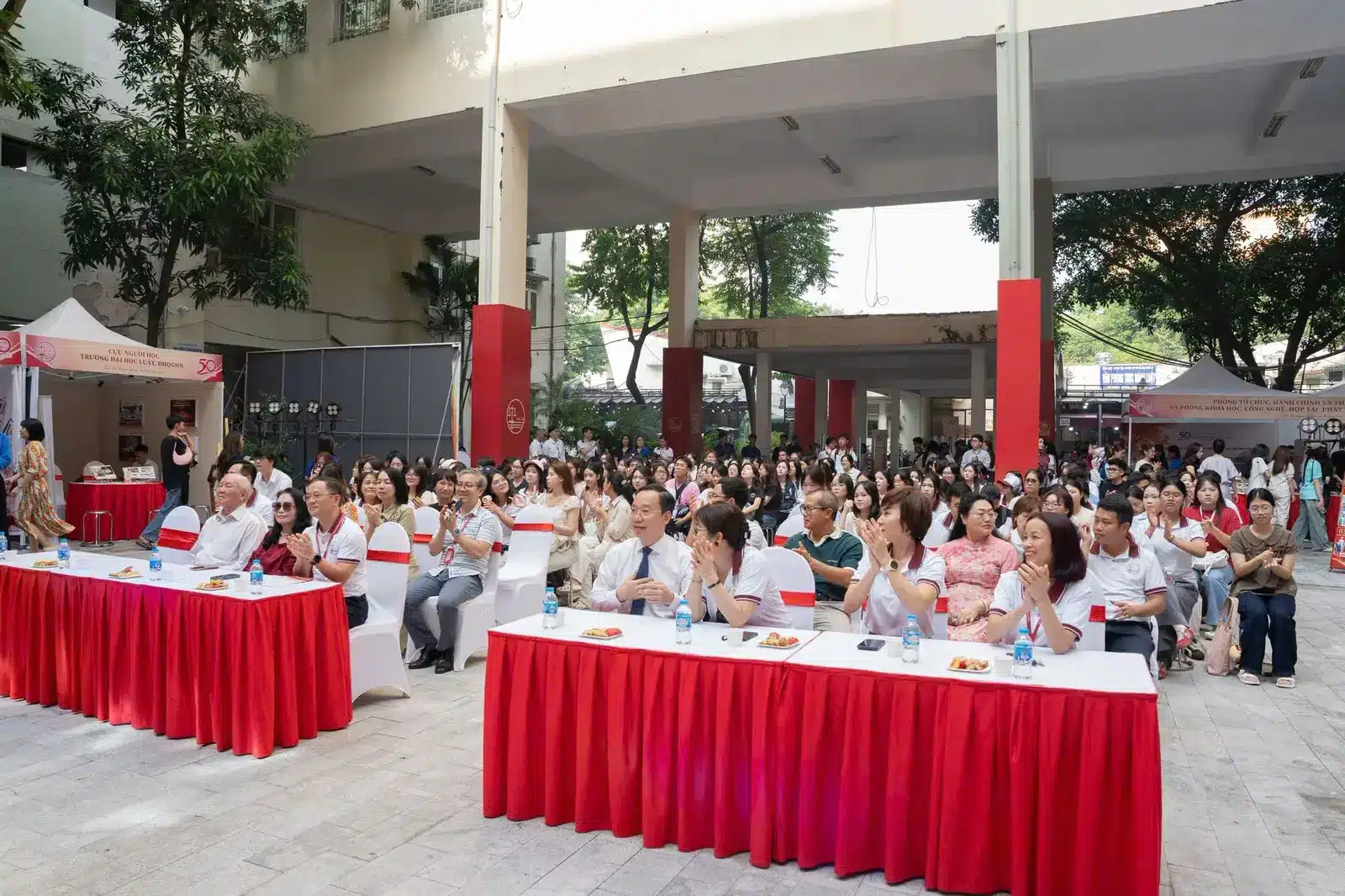 Đại biểu tham dự lễ kỷ niệm 50 năm Trường Đại học Luật