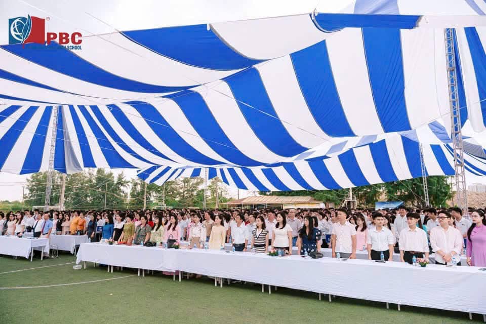 Đại biểu và học sinh dự lễ khai giảng dưới nhà bạt sự kiện