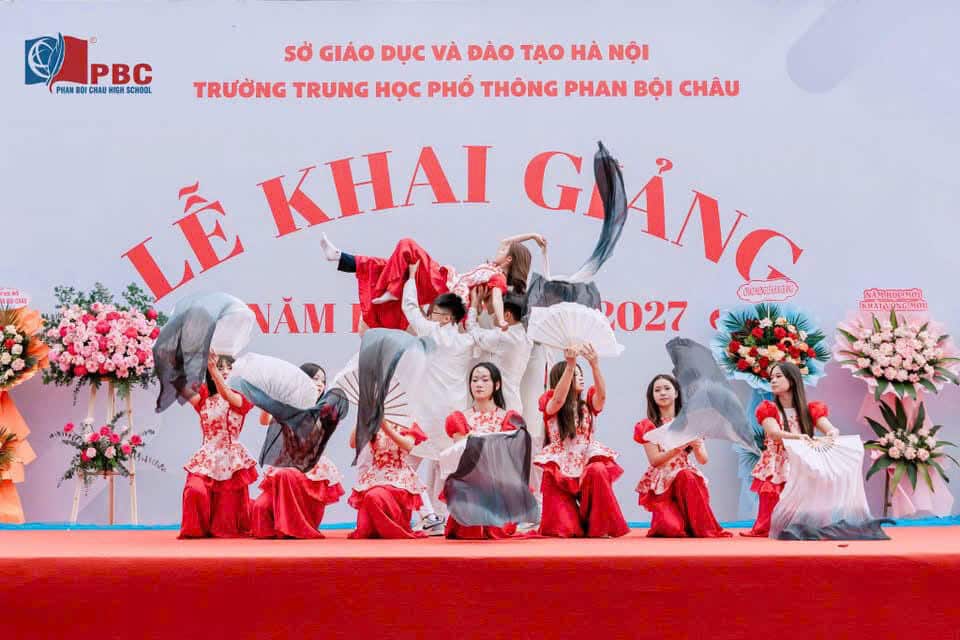 Tiết mục múa tại lễ khai giảng THPT Phan Bội Châu