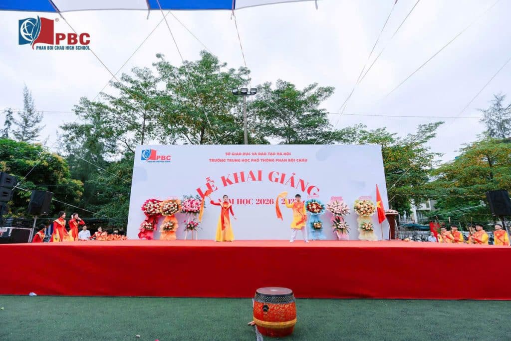 Sân khấu và tiết mục văn nghệ lễ khai giảng THPT Phan Bội Châu