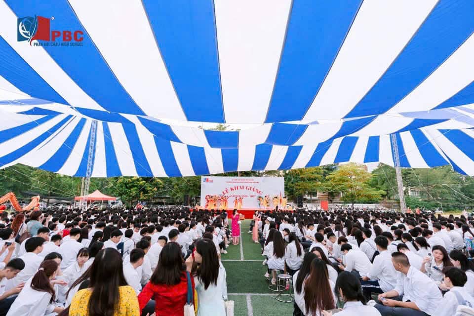 Toàn cảnh học sinh dự lễ khai giảng THPT Phan Bội Châu
