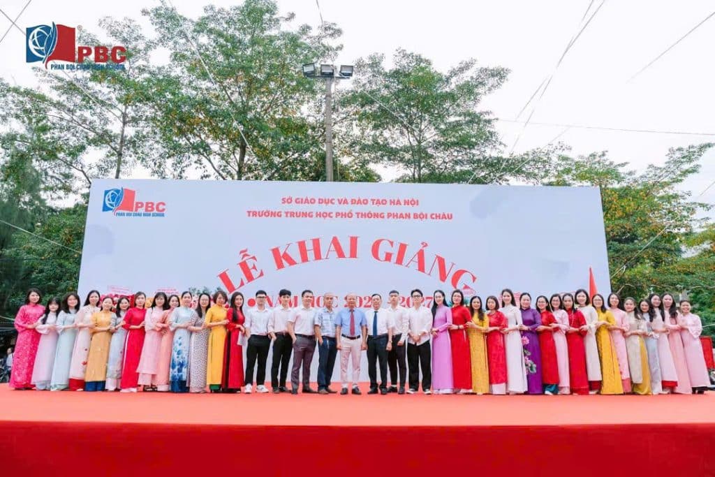 Thầy cô Trường THPT Phan Bội Châu chụp ảnh tại lễ khai giảng 2026–2027