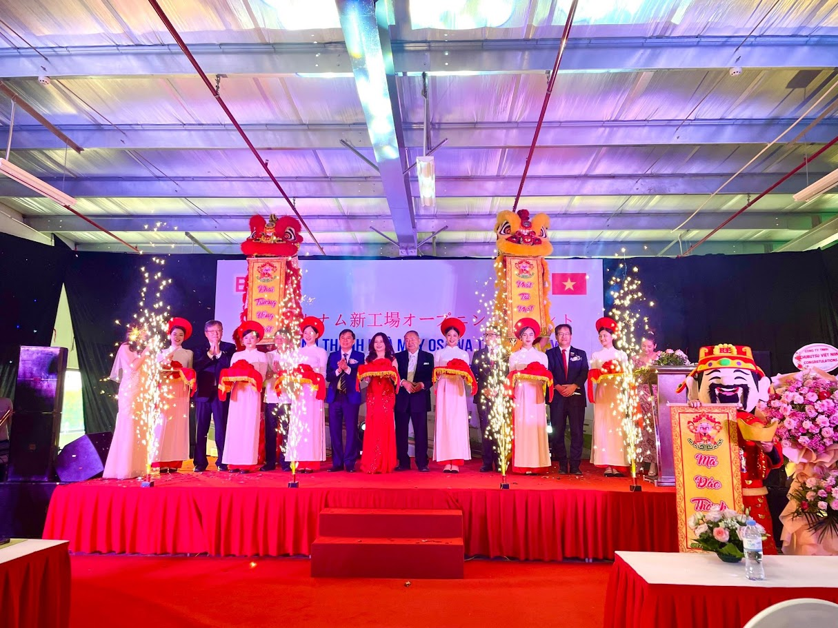 Nghi thức khánh thành nhà máy với cắt băng và pháo điện sân khấu