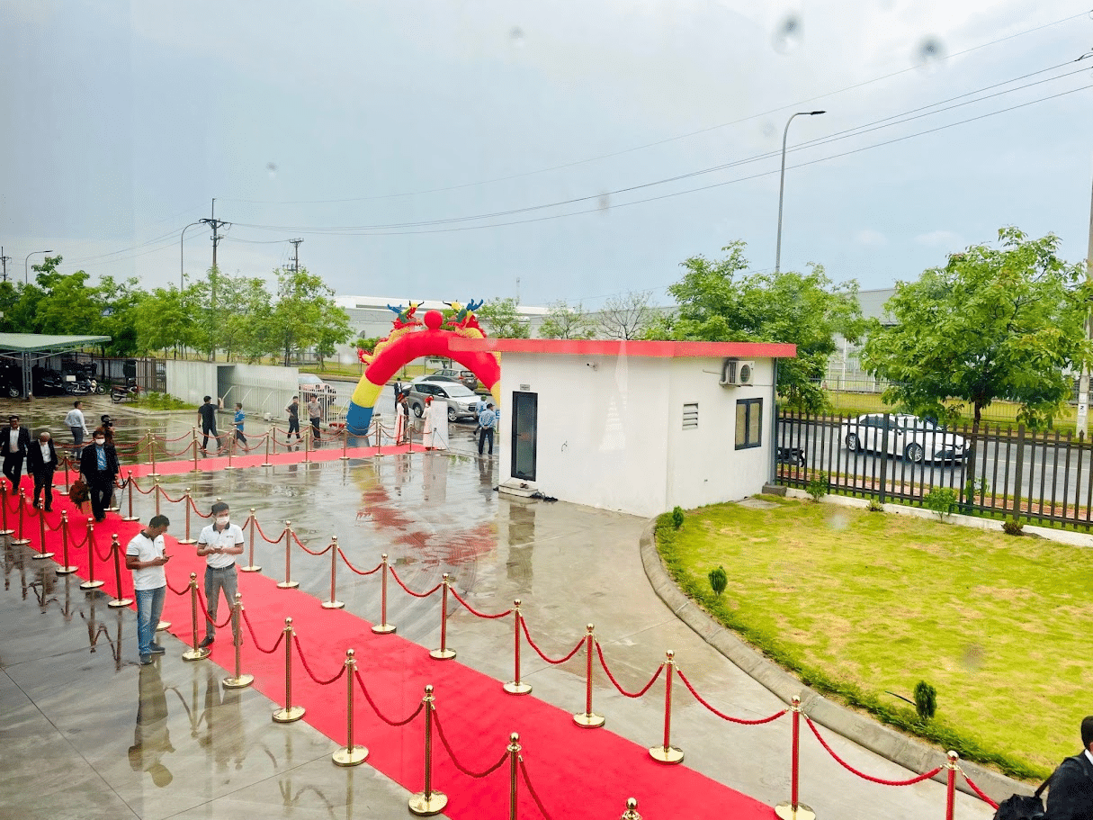 Lối thảm đỏ ngoài trời phục vụ lễ khánh thành