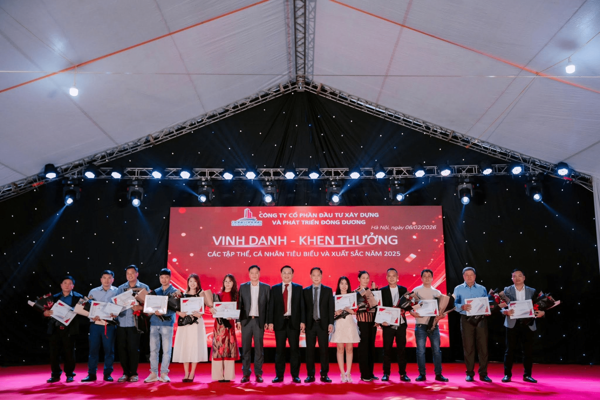 Lễ vinh danh và khen thưởng doanh nghiệp trên sân khấu LED