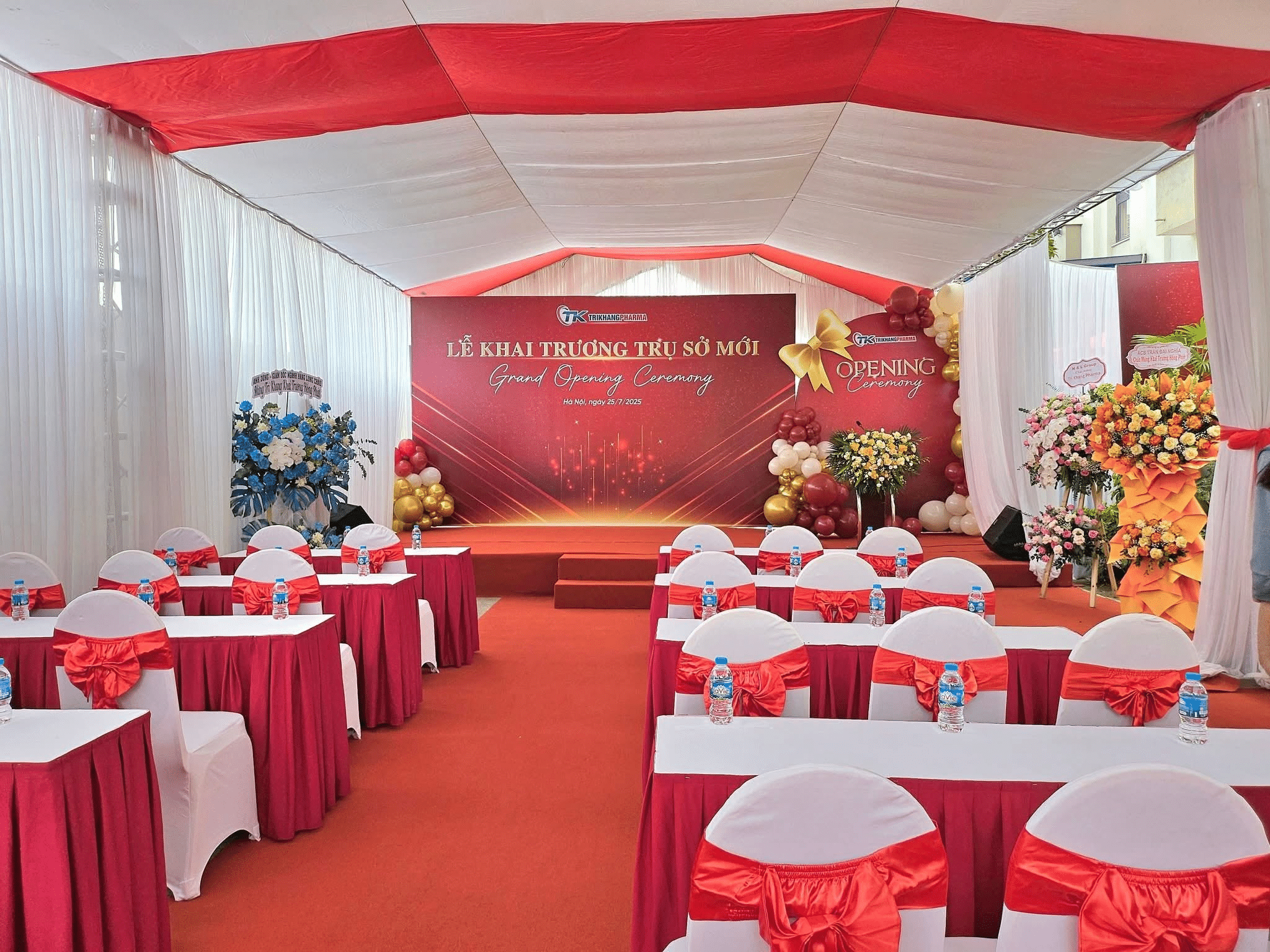 Không gian lễ khai trương trụ sở mới với nhà bạt và bàn ghế