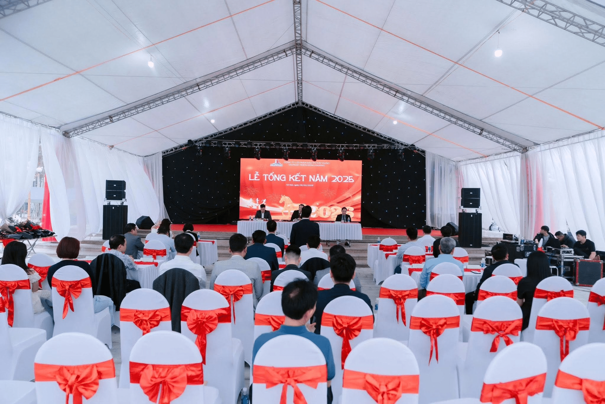 Toàn cảnh lễ tổng kết năm 2025 trong nhà khung sự kiện