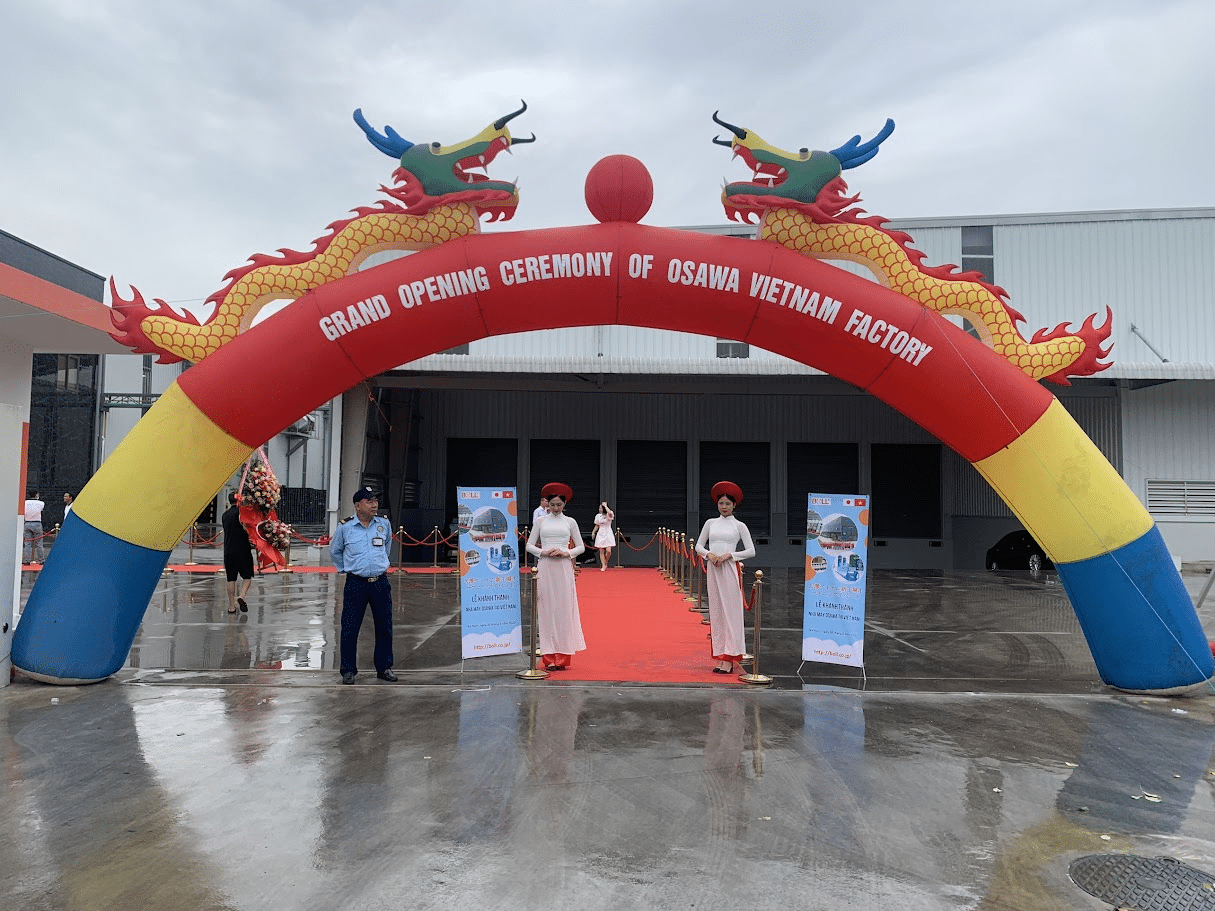 Cổng chào lễ khánh thành nhà máy