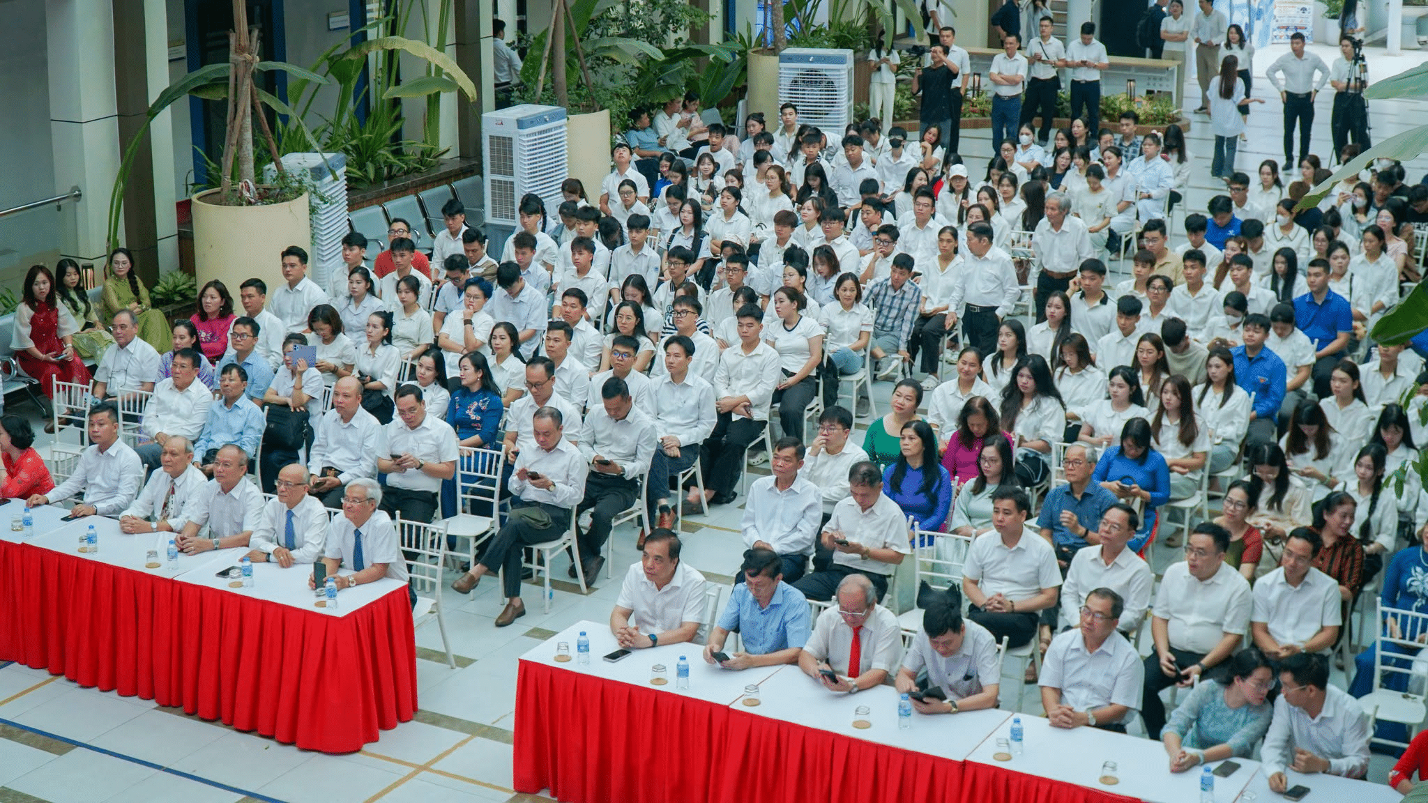 Đại biểu và sinh viên dự lễ khai giảng Victoria Hòa Bình