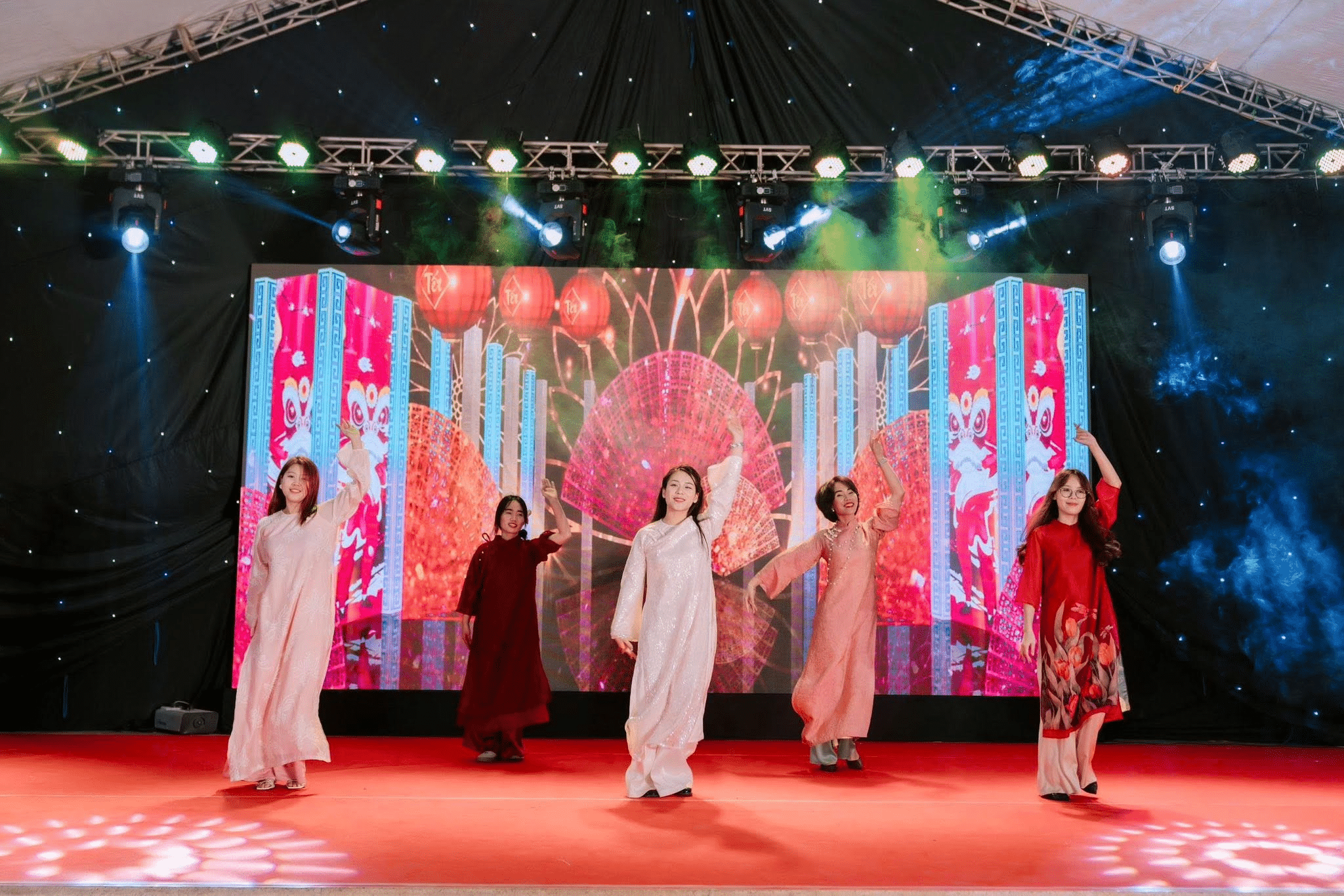 Tiết mục biểu diễn tại Year End Party Đông Dương