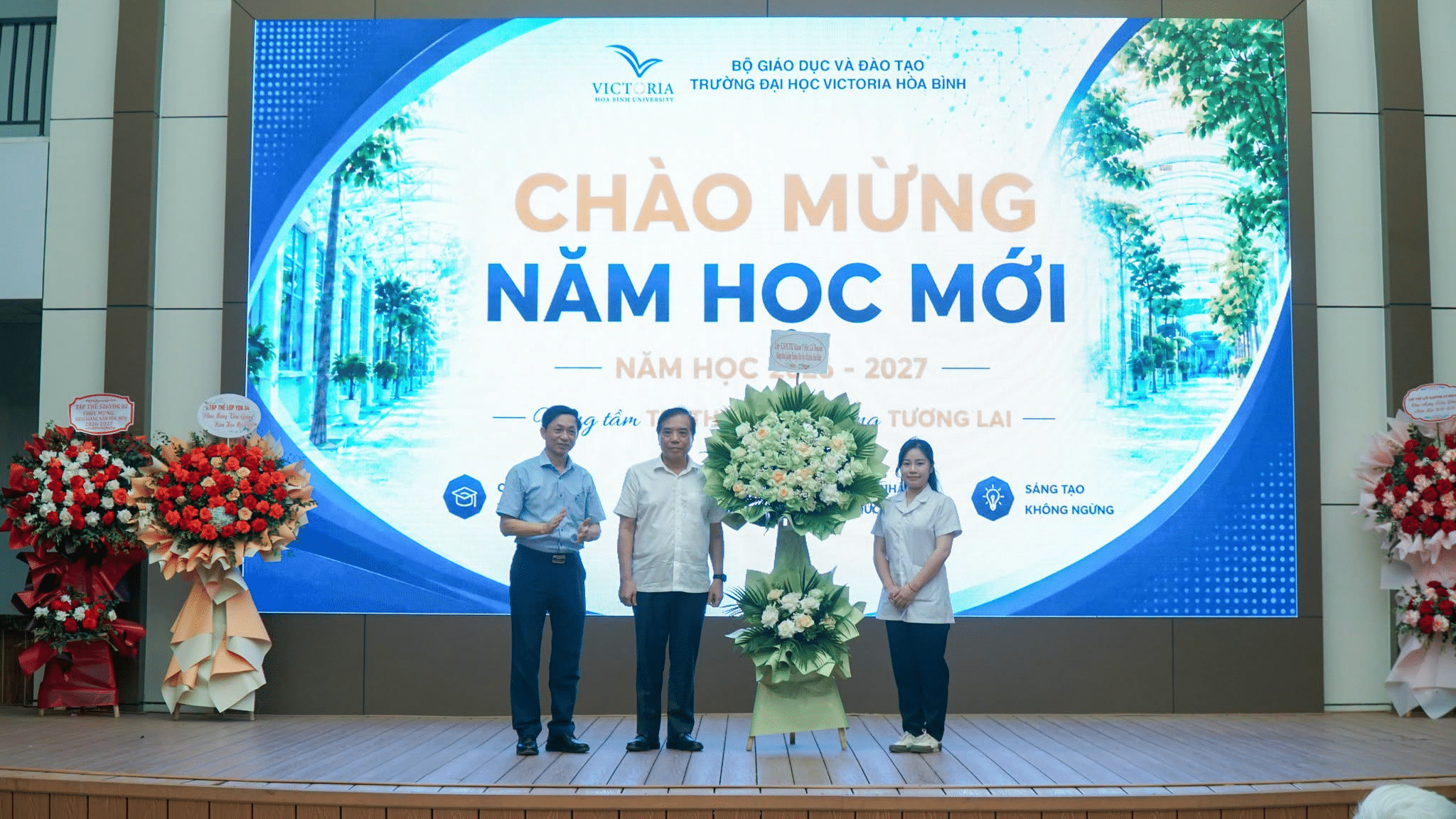 Chào mừng năm học mới tại Trường Đại học Victoria Hòa Bình